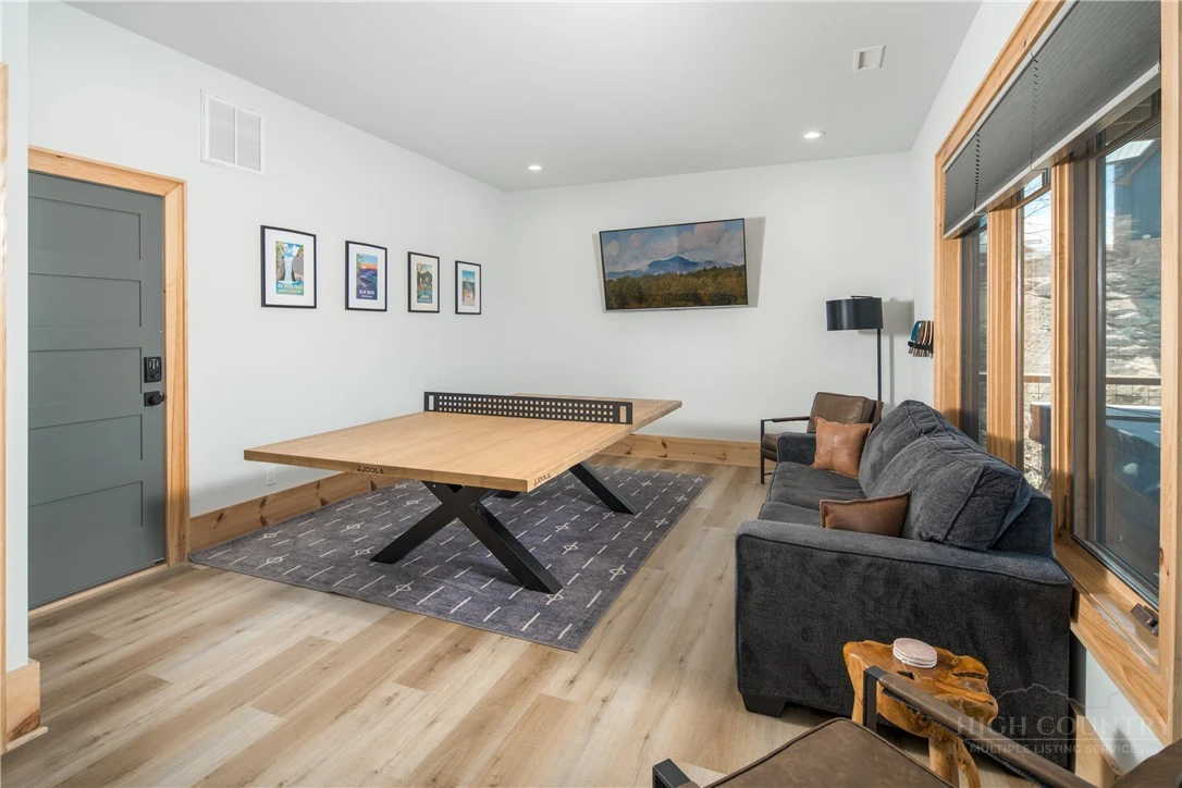 Image number 9 for the current listing