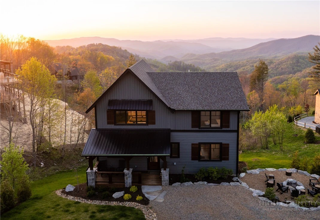 Image number 1 for the current listing