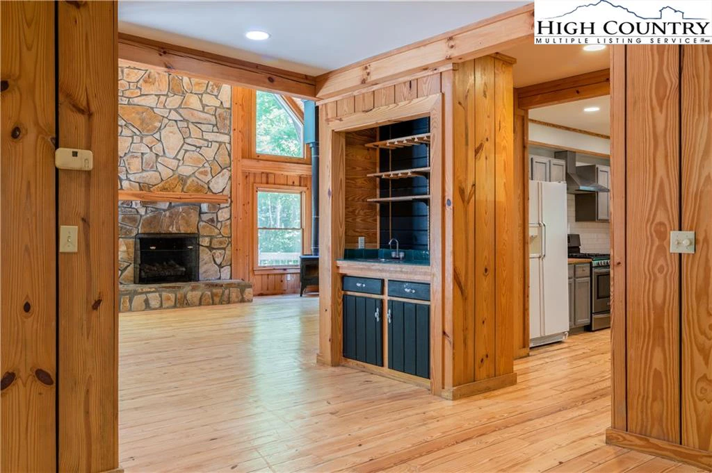 Image number 17 for the current listing