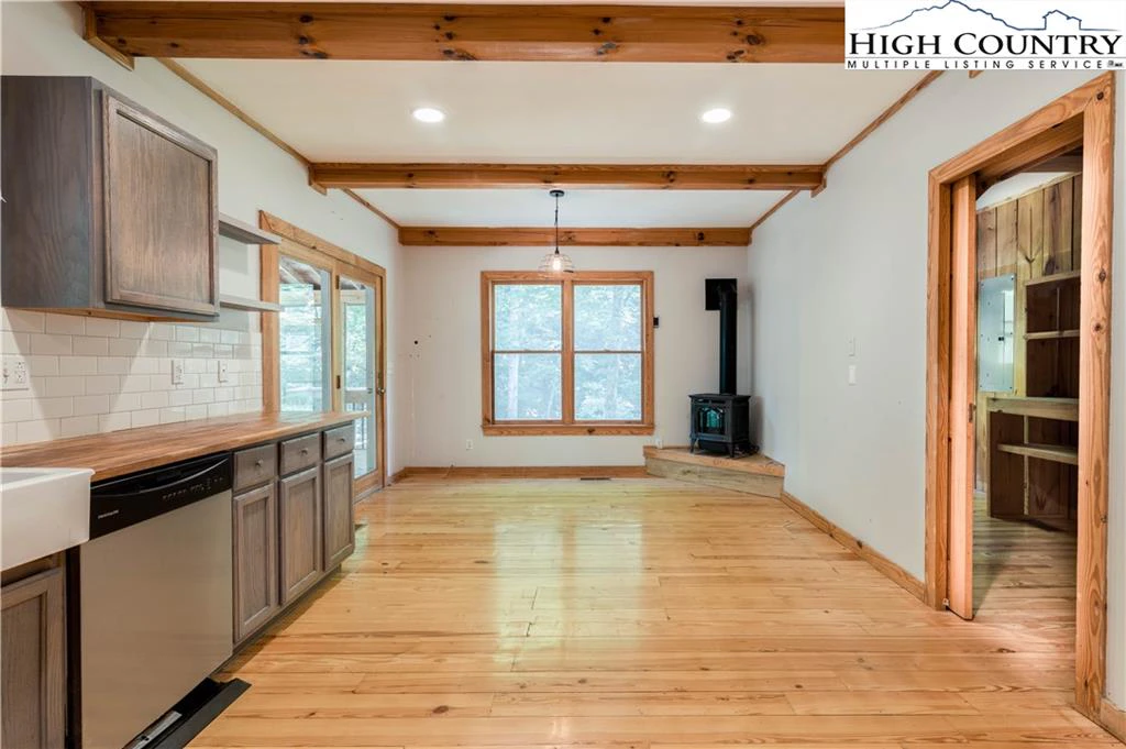 Image number 15 for the current listing