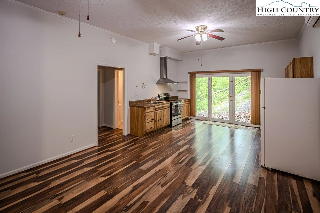 Image number 2 for the current listing