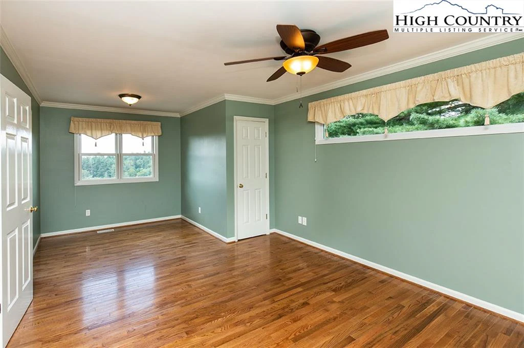 Image number 4 for the current listing