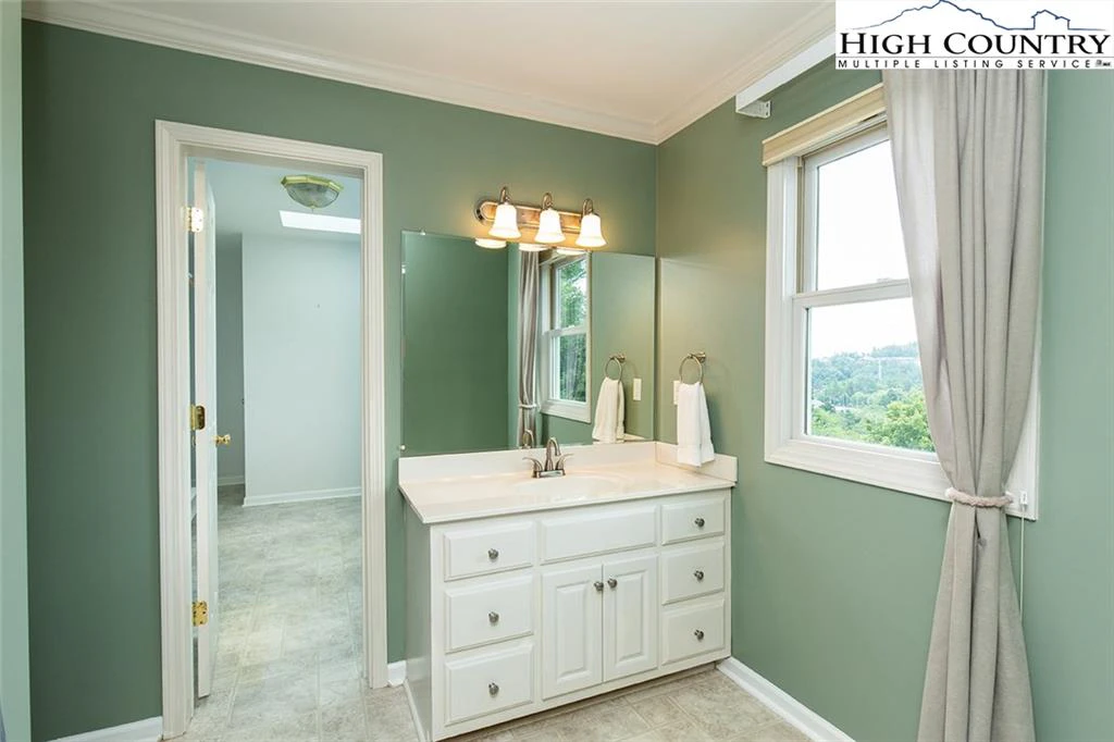 Image number 6 for the current listing