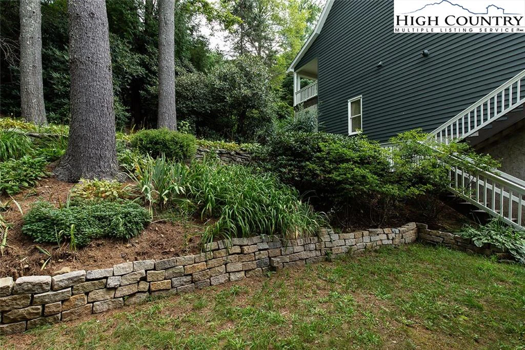 Image number 14 for the current listing