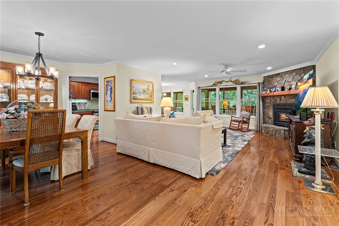 Image number 5 for the current listing