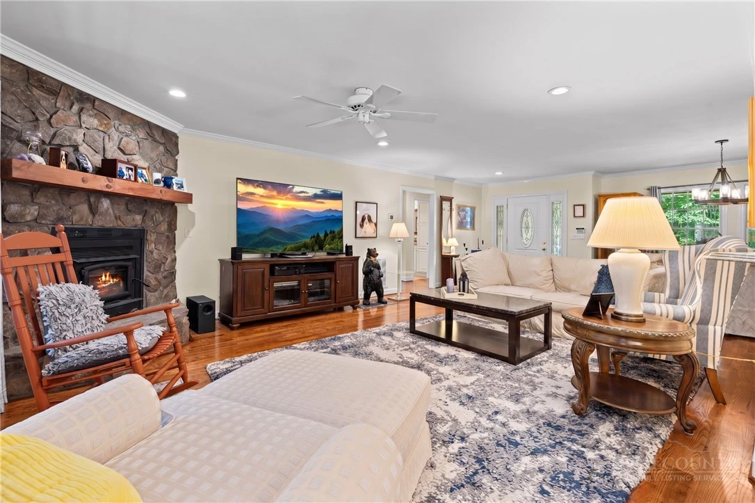 Image number 7 for the current listing