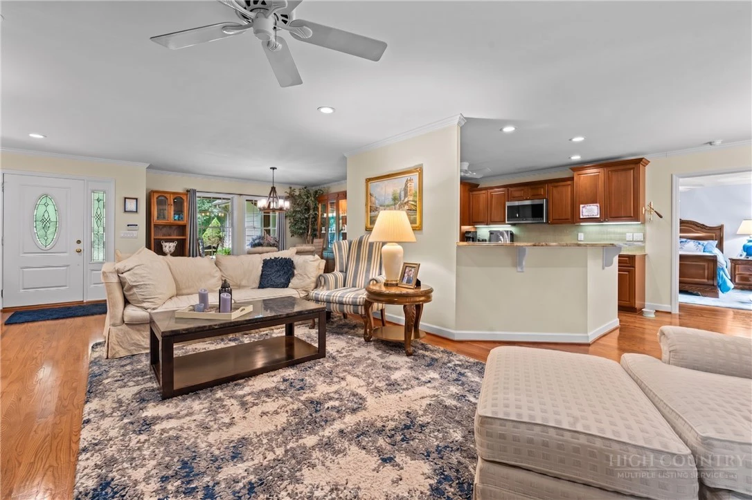 Image number 8 for the current listing