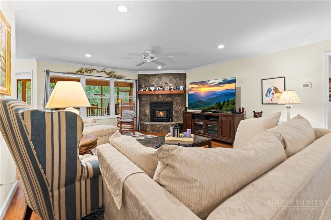 Image number 9 for the current listing