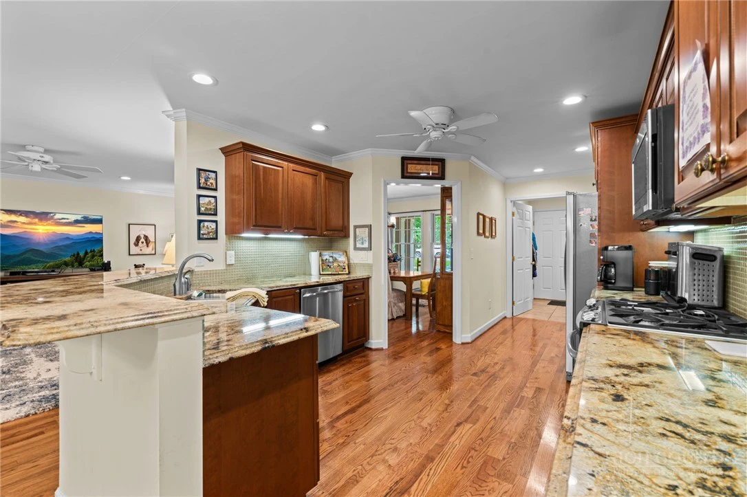 Image number 10 for the current listing