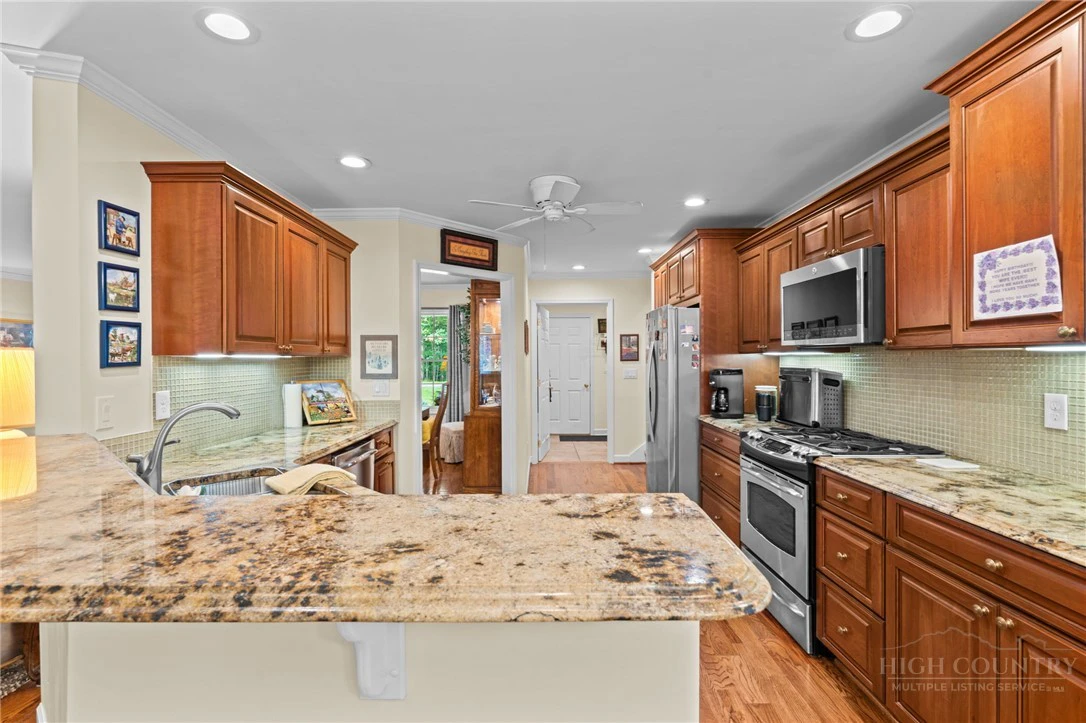 Image number 11 for the current listing