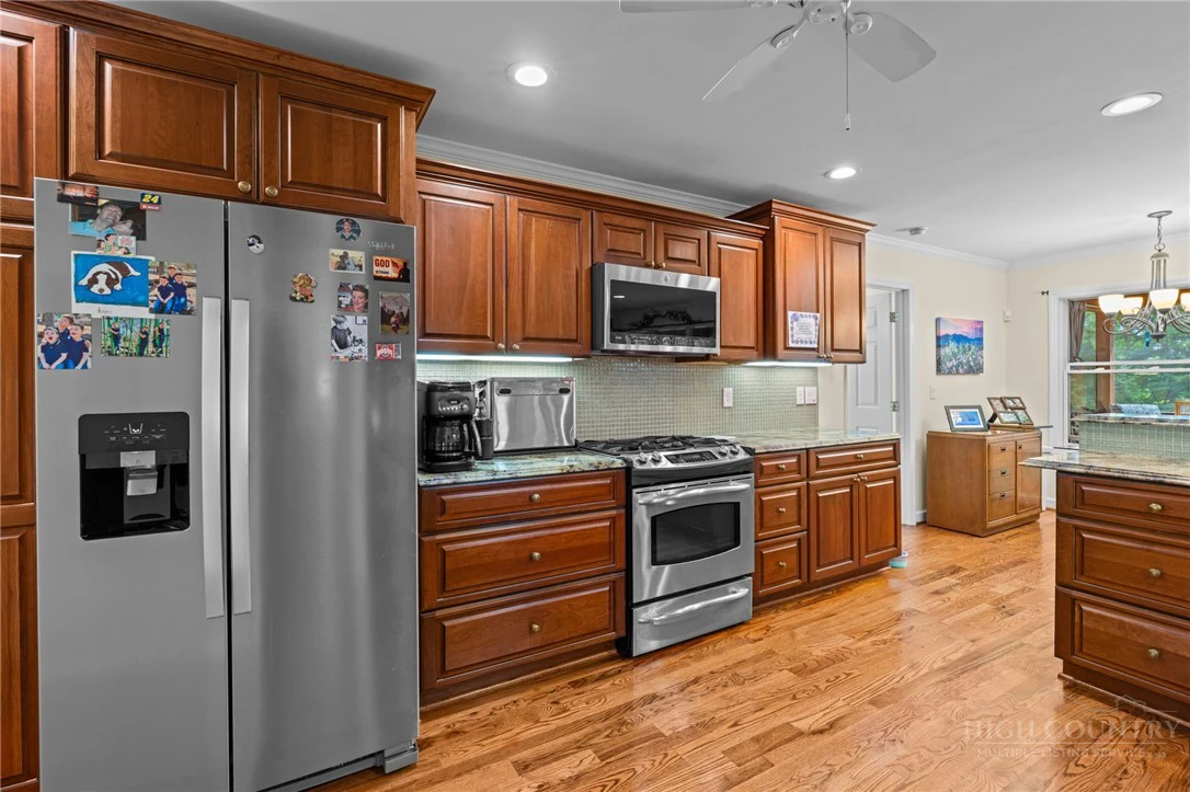 Image number 14 for the current listing