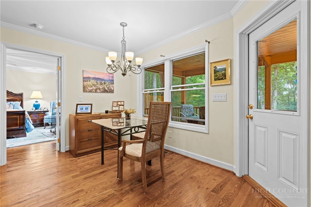 Image number 15 for the current listing