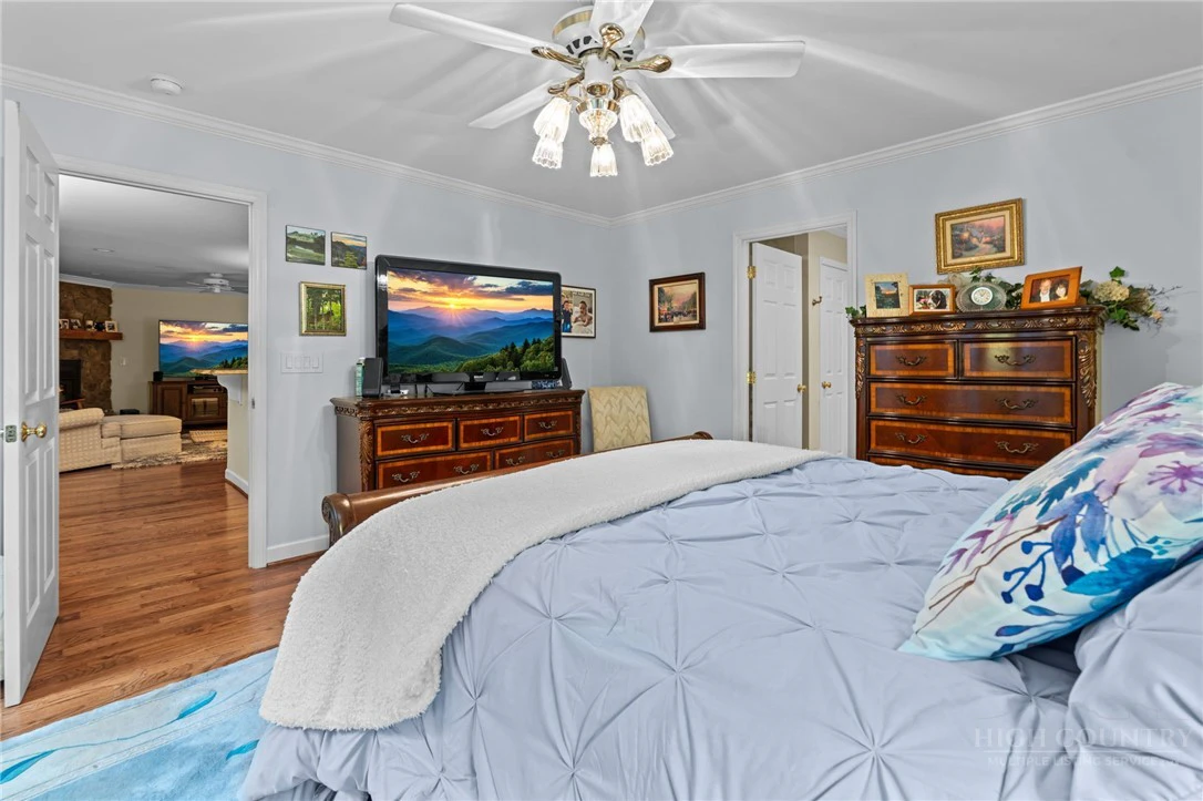 Image number 18 for the current listing