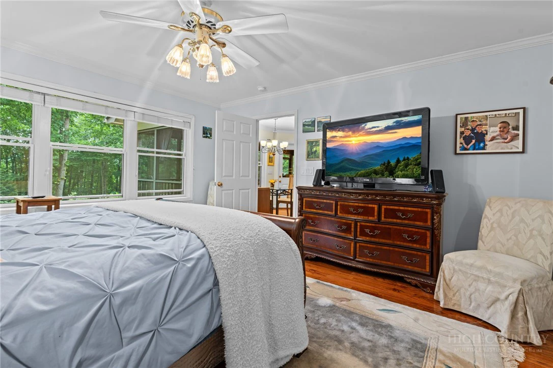 Image number 19 for the current listing