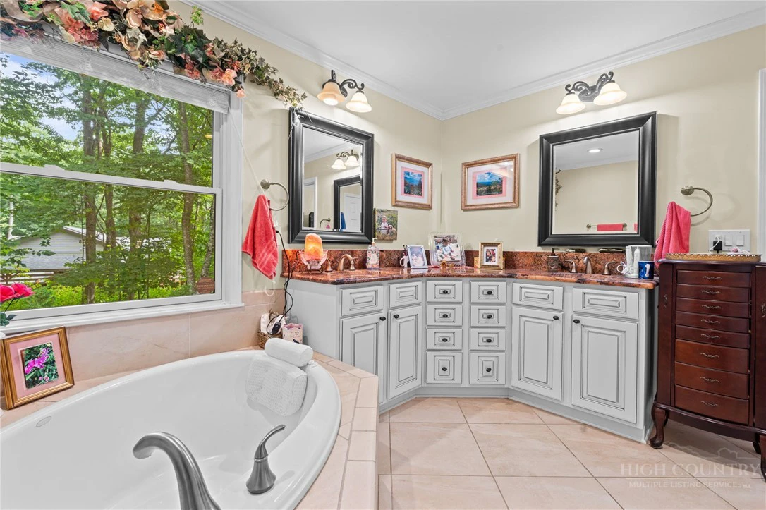 Image number 21 for the current listing