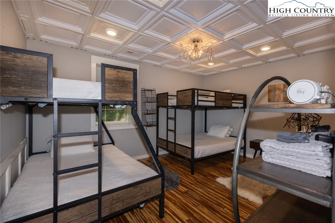 Image number 2 for the current listing