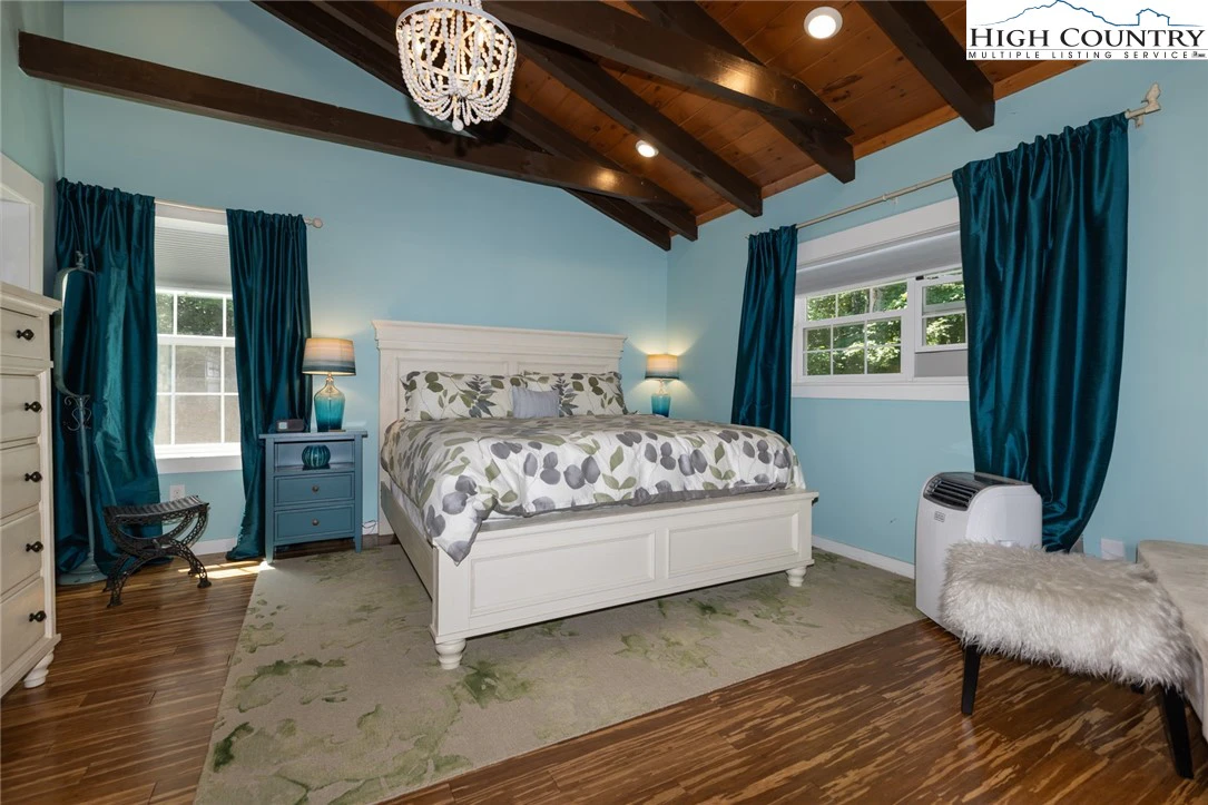 Image number 3 for the current listing
