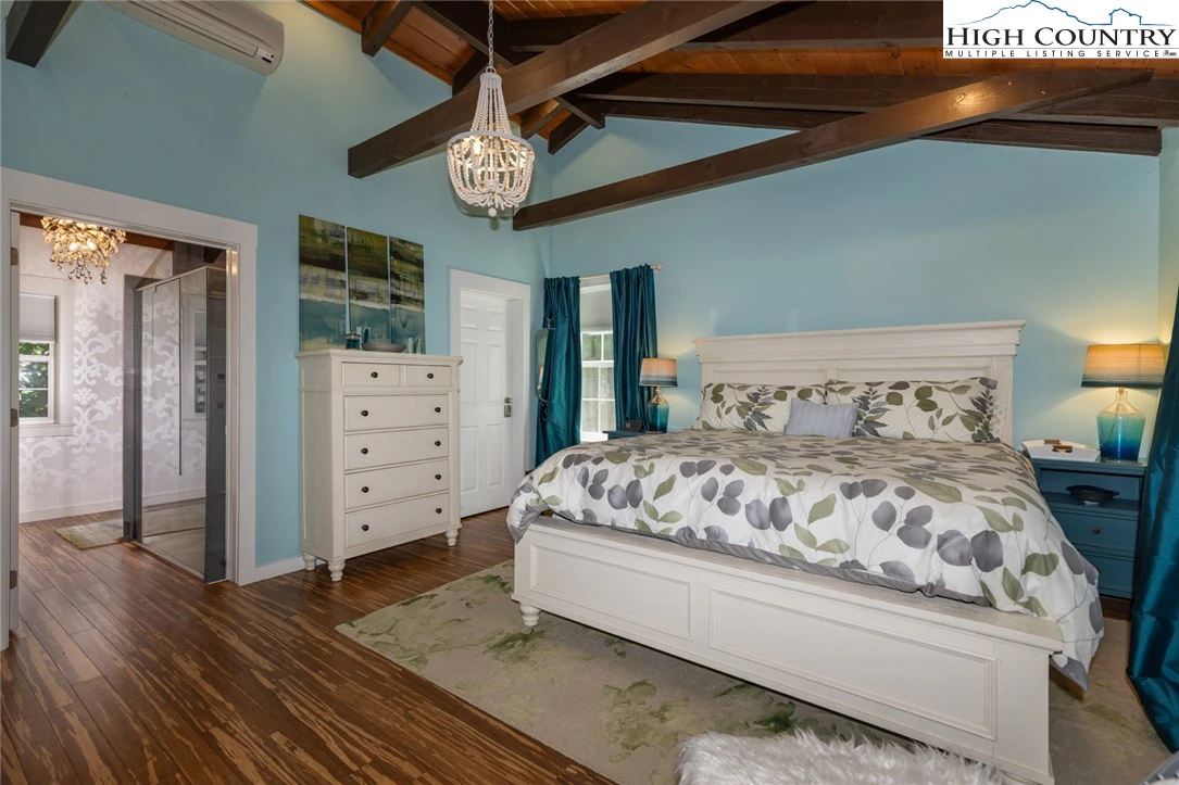 Image number 4 for the current listing