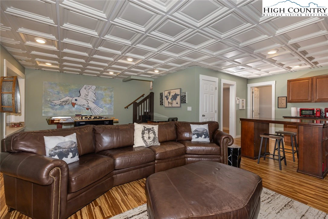 Image number 10 for the current listing
