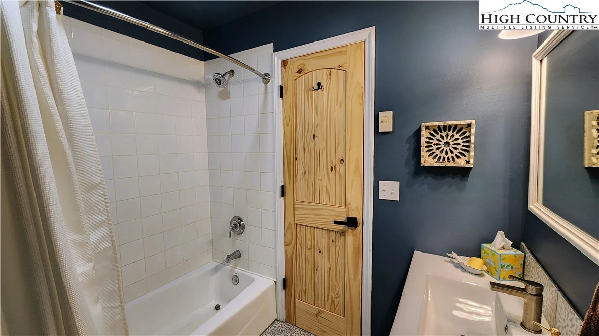 Image number 3 for the current listing