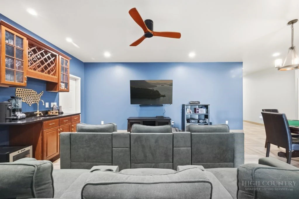 Image number 3 for the current listing