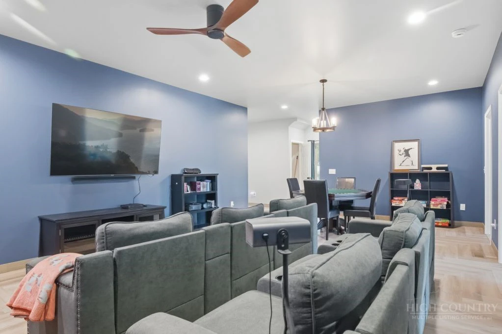 Image number 9 for the current listing