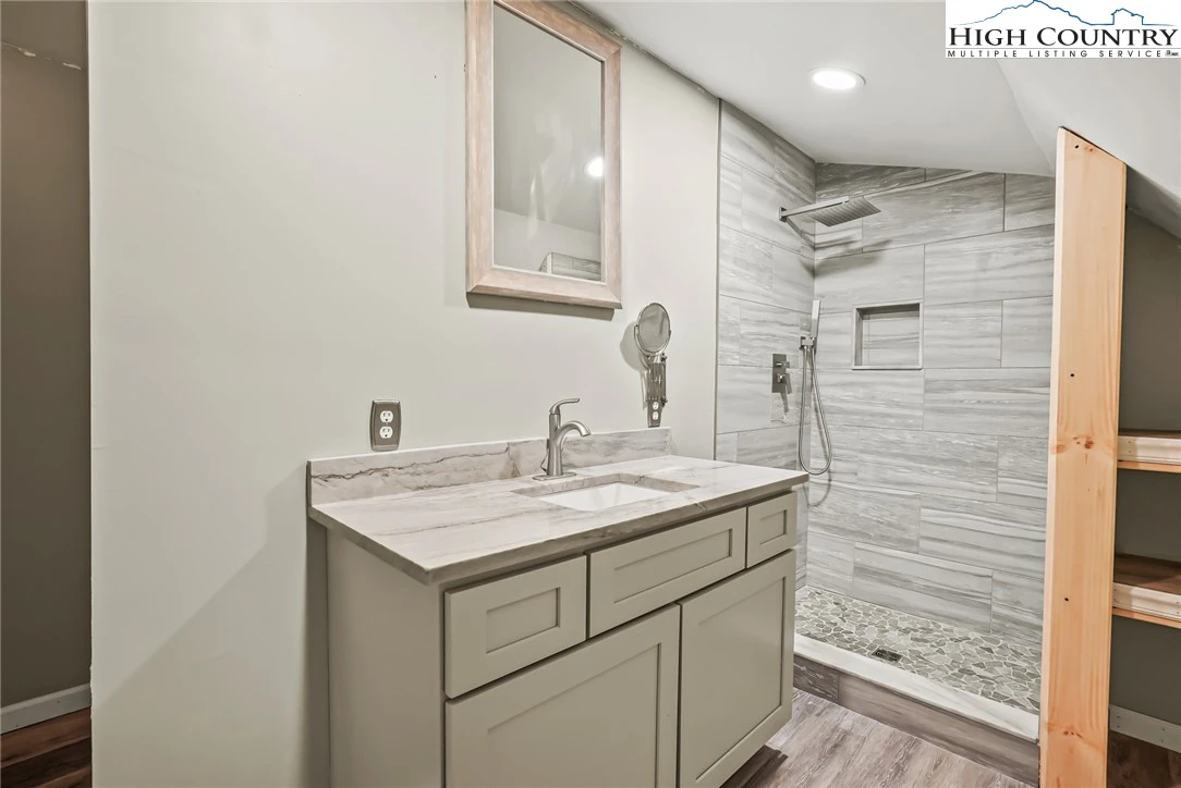 Image number 5 for the current listing