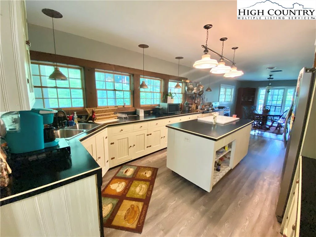 Image number 3 for the current listing