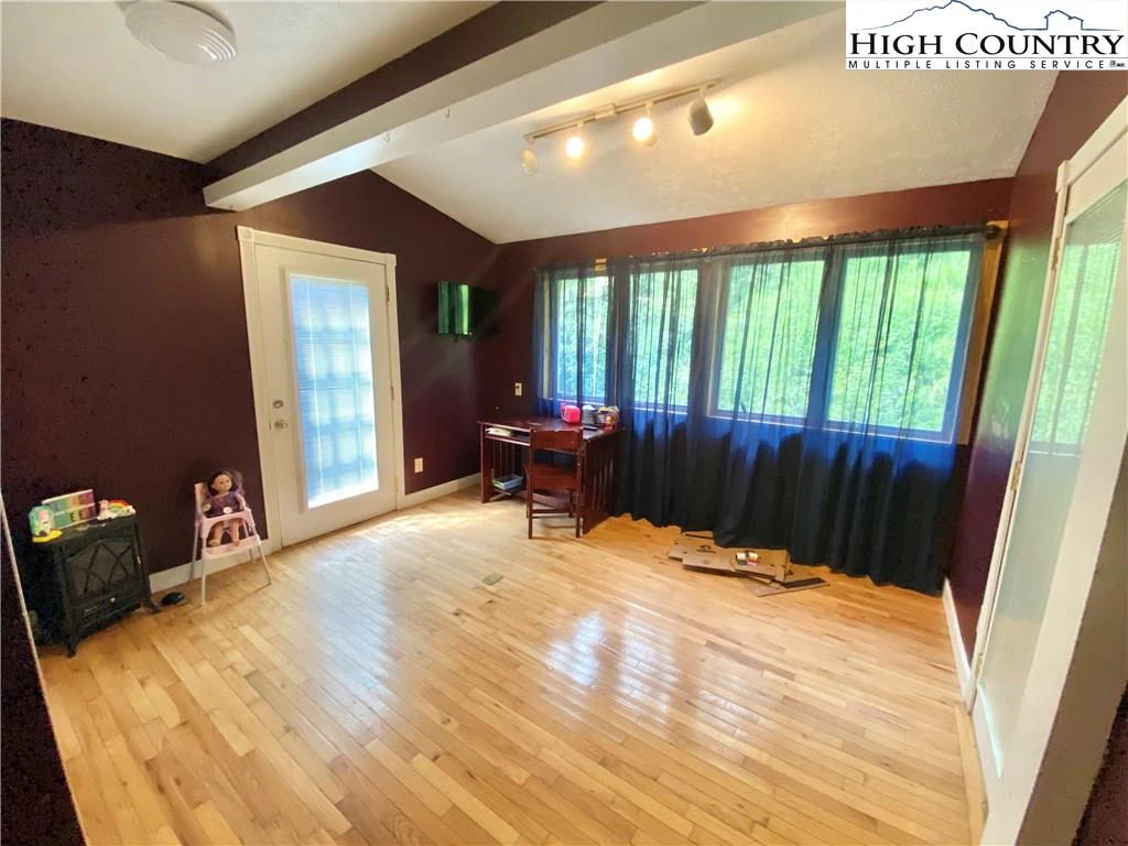 Image number 4 for the current listing