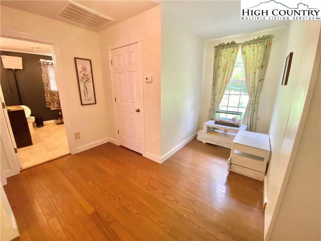 Image number 11 for the current listing