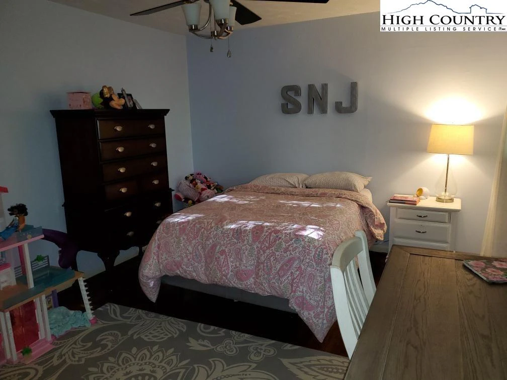 Image number 3 for the current listing