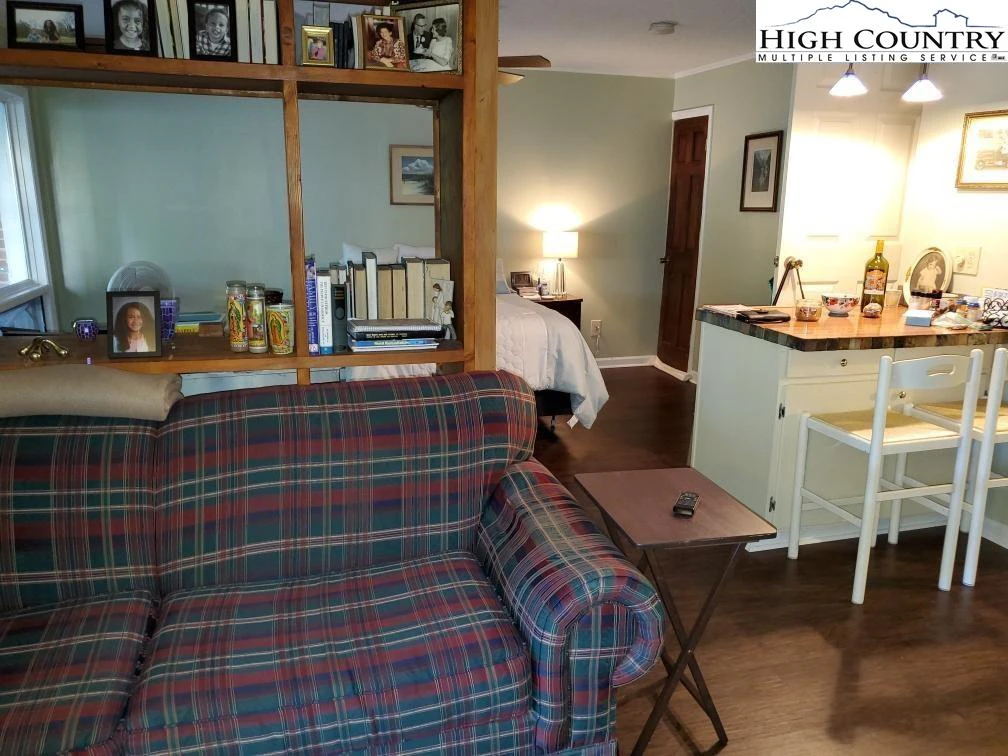 Image number 13 for the current listing