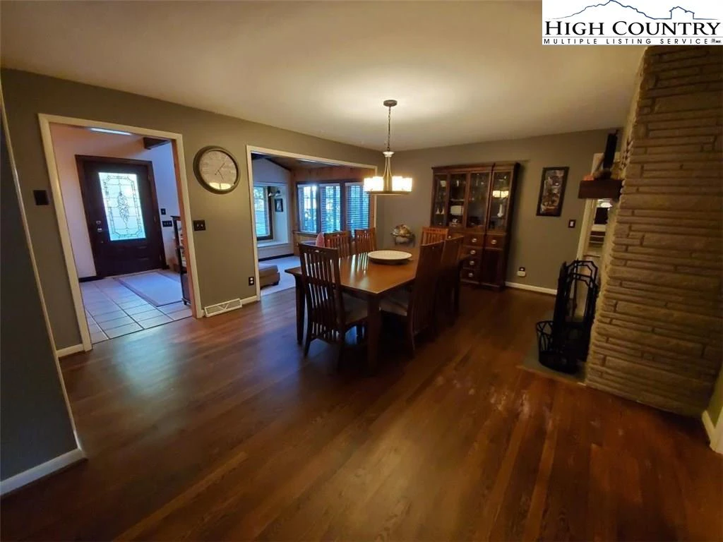 Image number 21 for the current listing