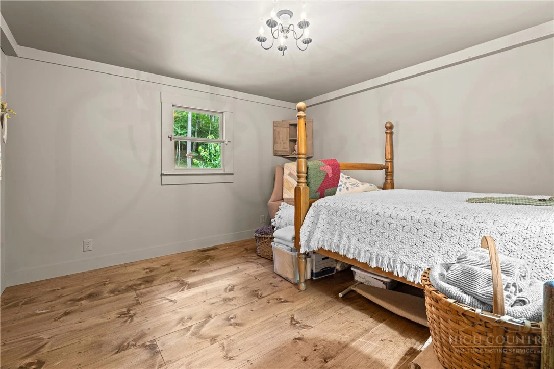 Image number 18 for the current listing