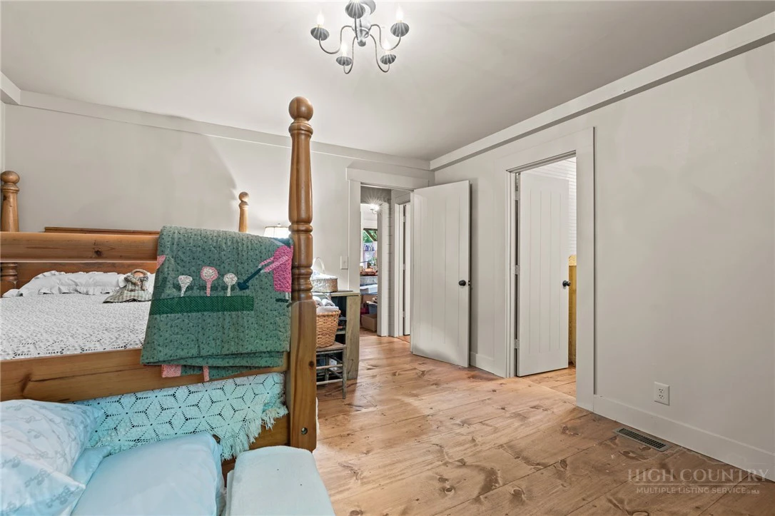 Image number 19 for the current listing