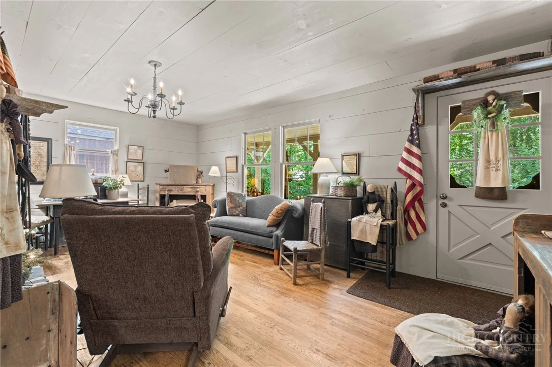 Image number 9 for the current listing