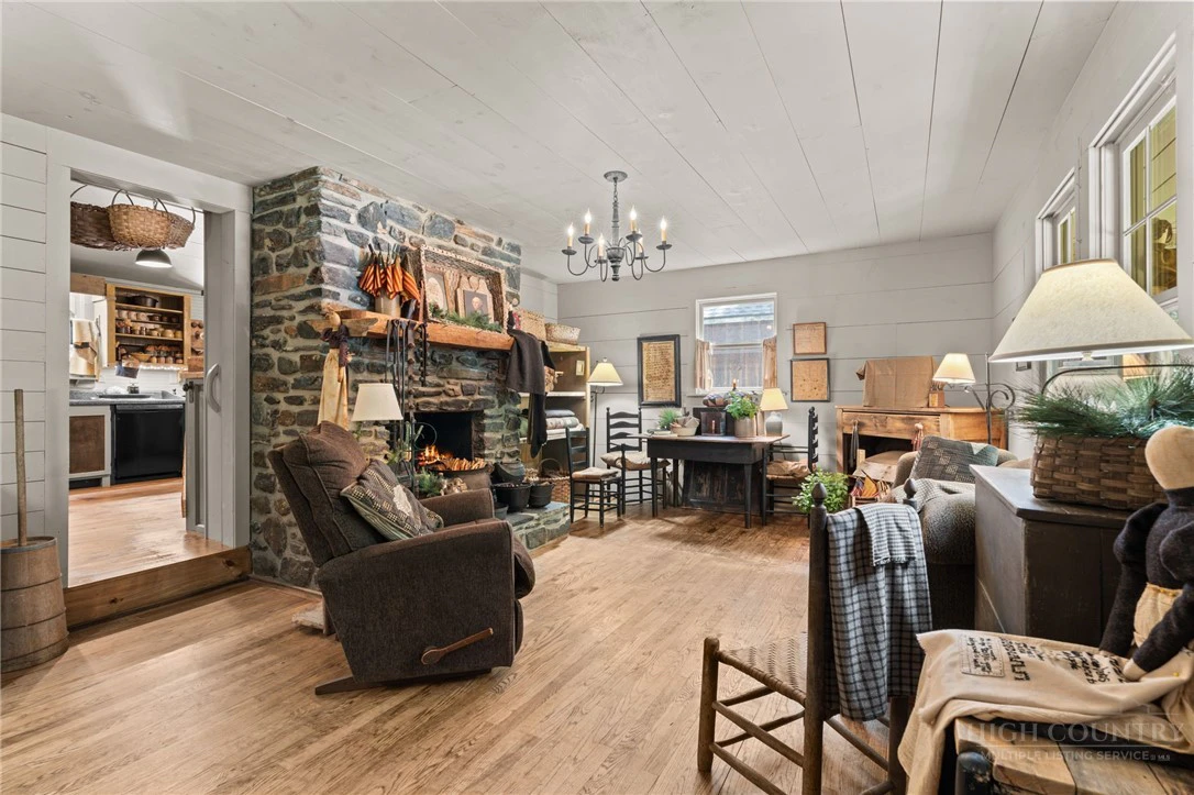 Image number 8 for the current listing