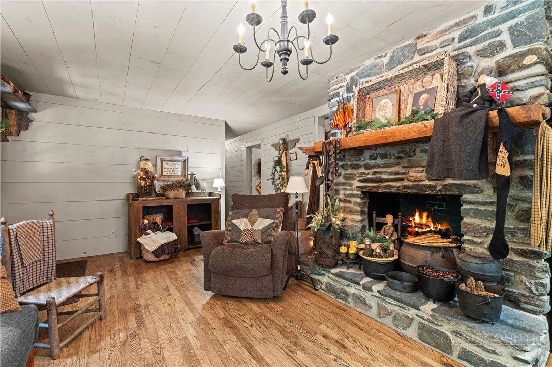 Image number 7 for the current listing