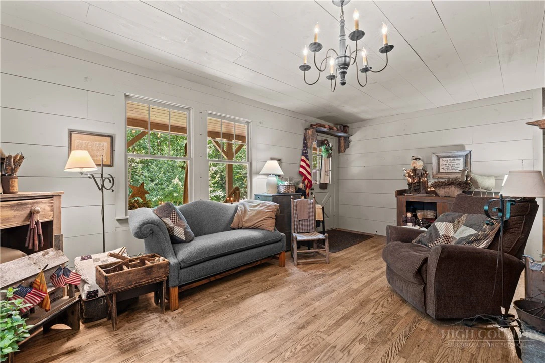 Image number 10 for the current listing