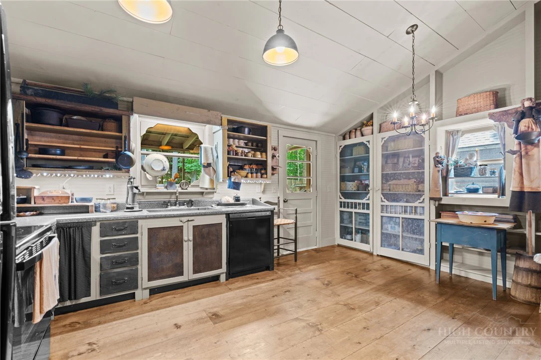Image number 11 for the current listing