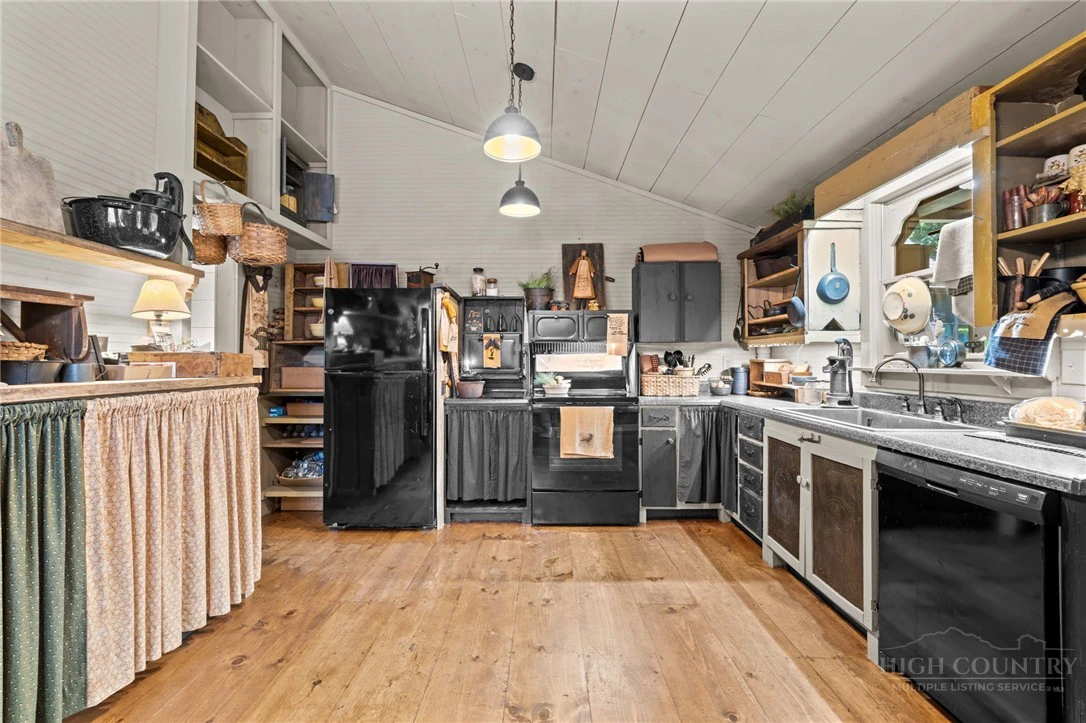 Image number 13 for the current listing