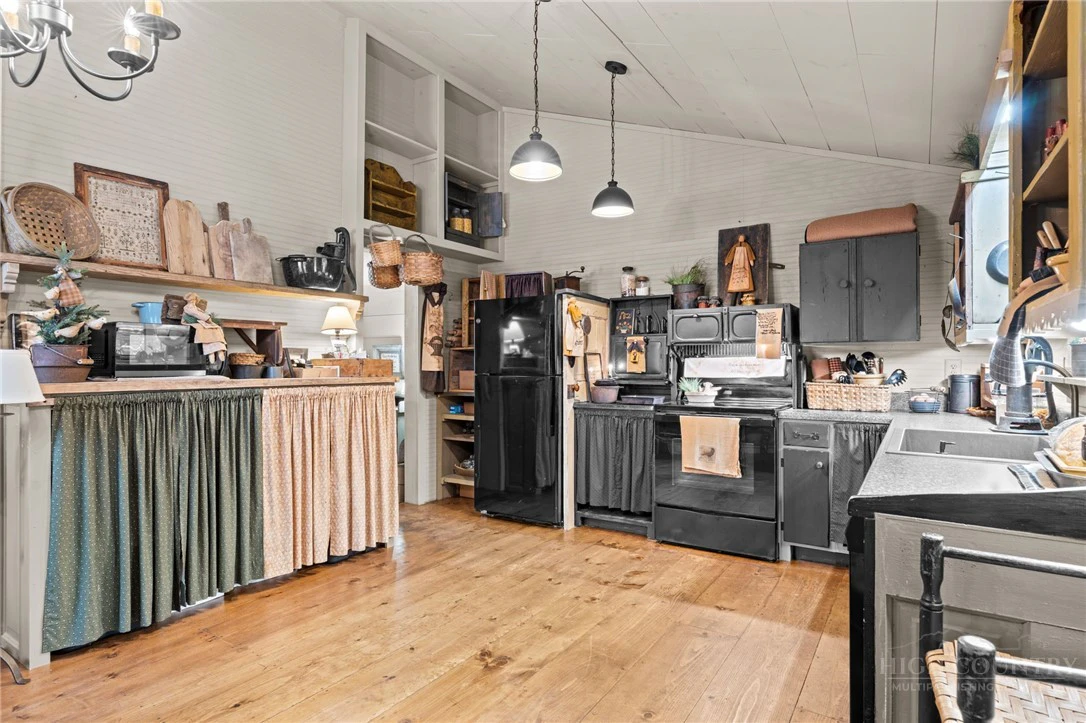 Image number 14 for the current listing