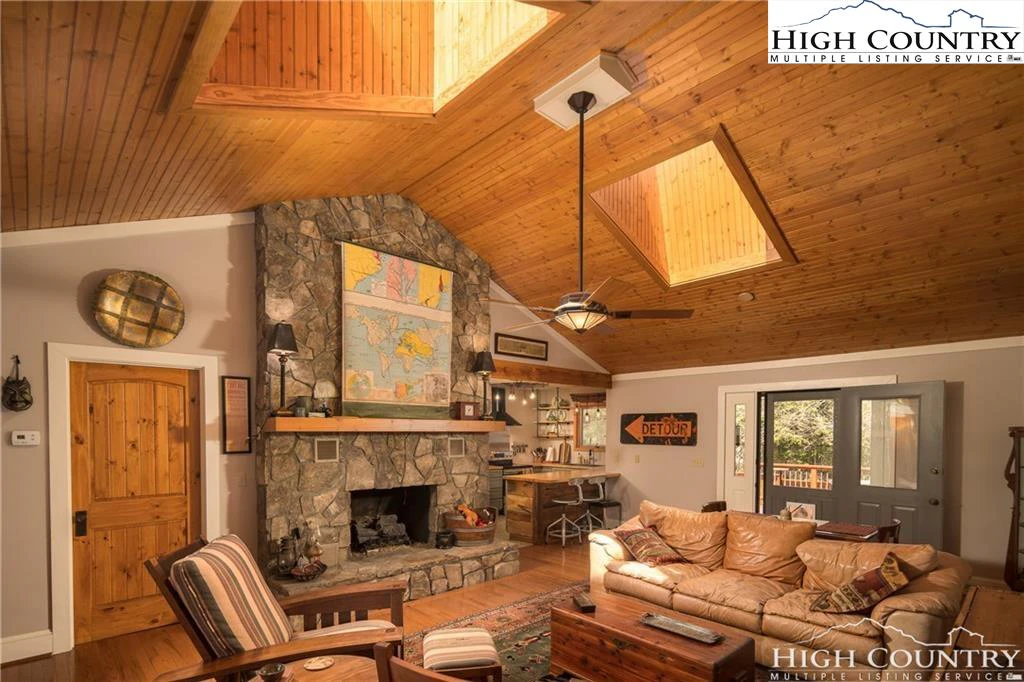 Image number 1 for the current listing