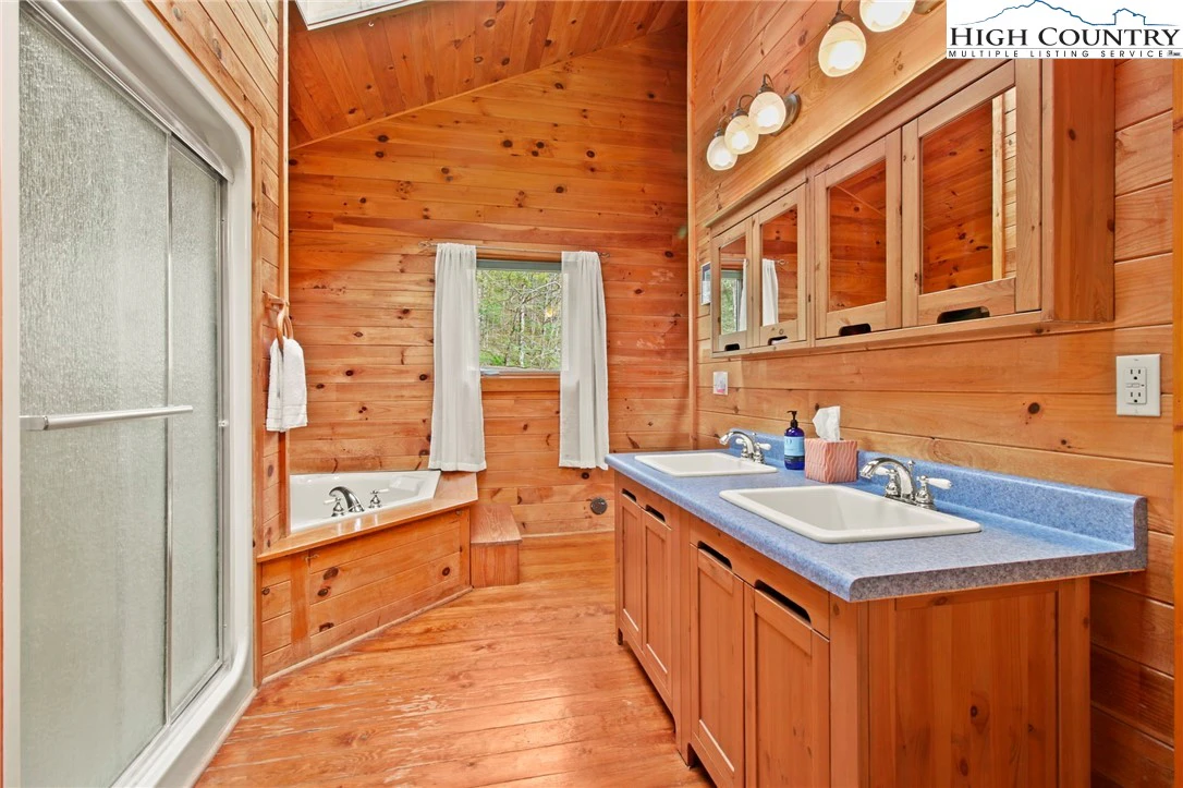 Image number 17 for the current listing