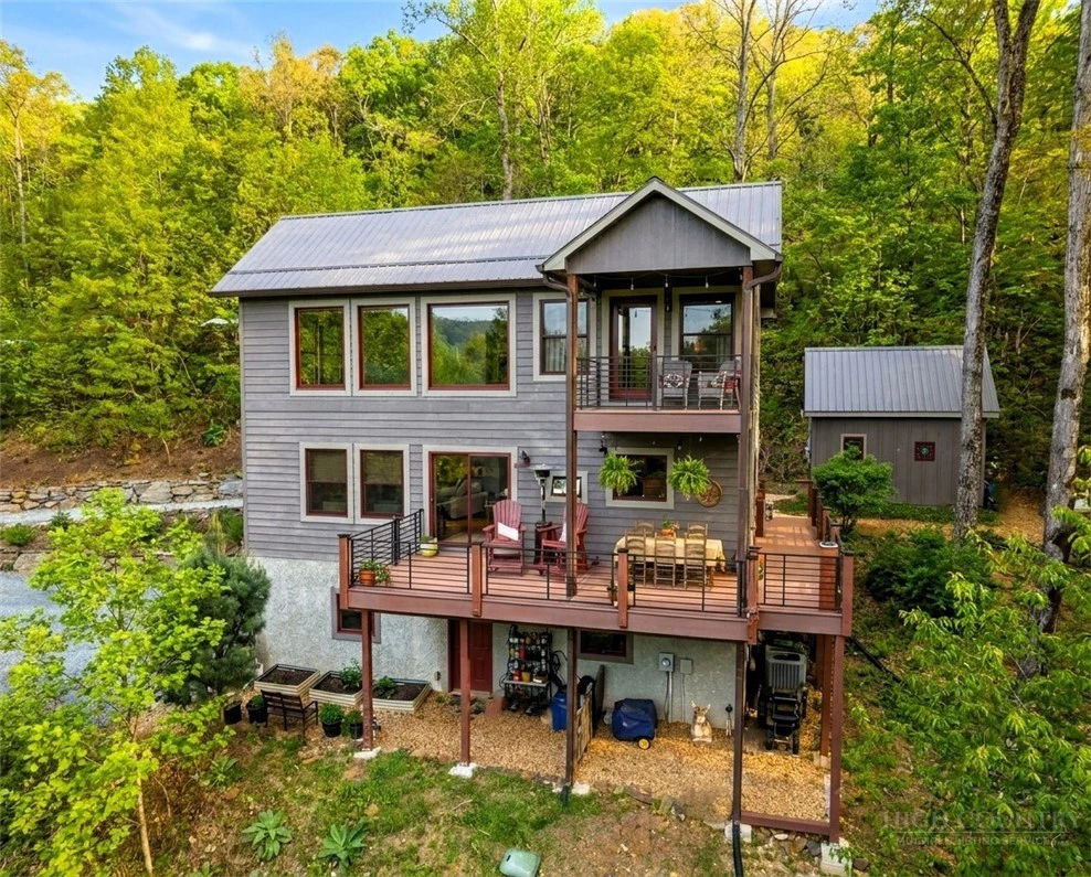 Image number 17 for the current listing