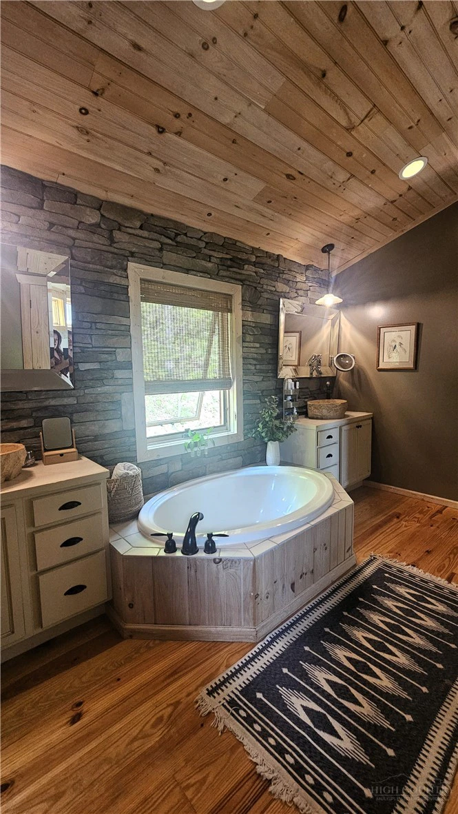 Image number 8 for the current listing