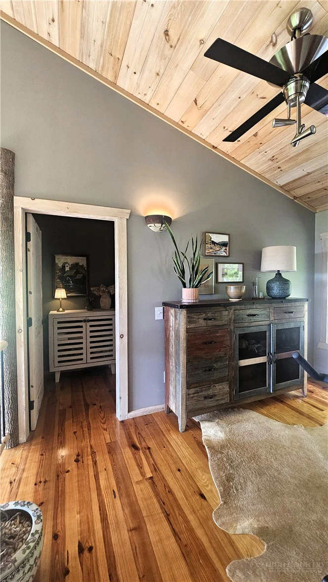 Image number 14 for the current listing