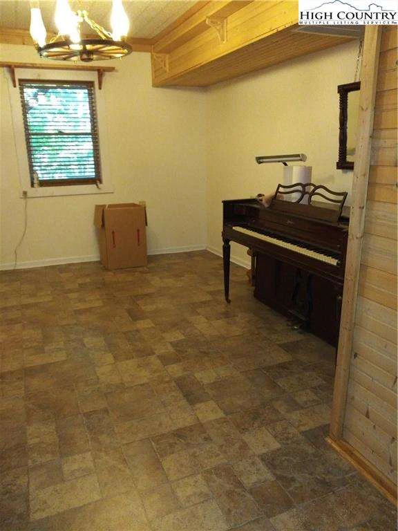 Image number 13 for the current listing
