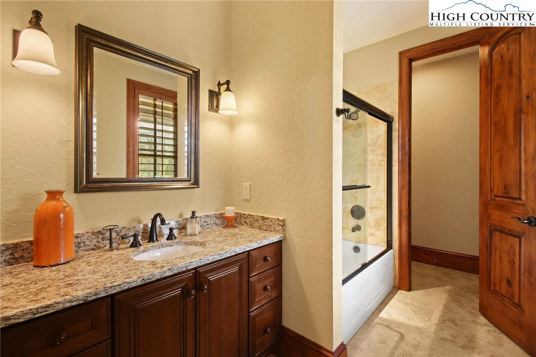 Image number 2 for the current listing