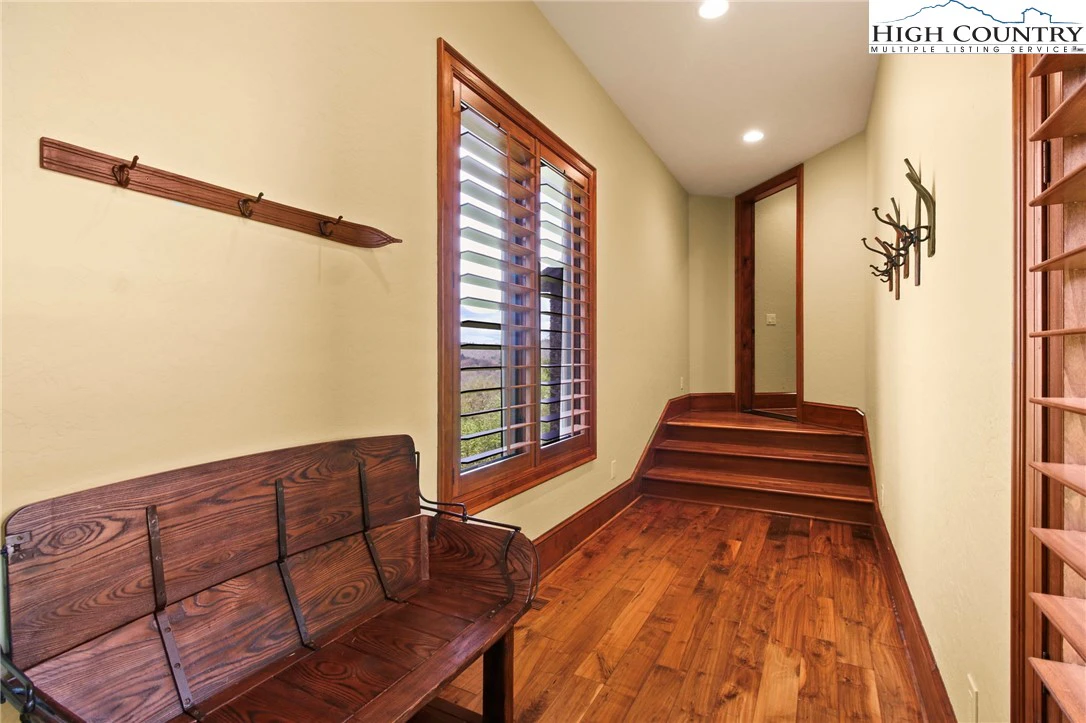 Image number 17 for the current listing